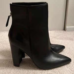 Black heeled bootie